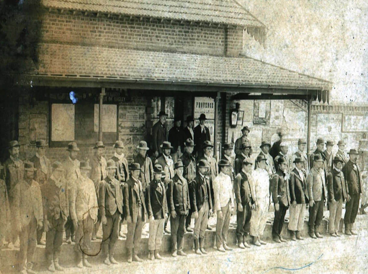 Formación de soldados frente a la Estación Lezama para ejercicios militares
        (sin data).