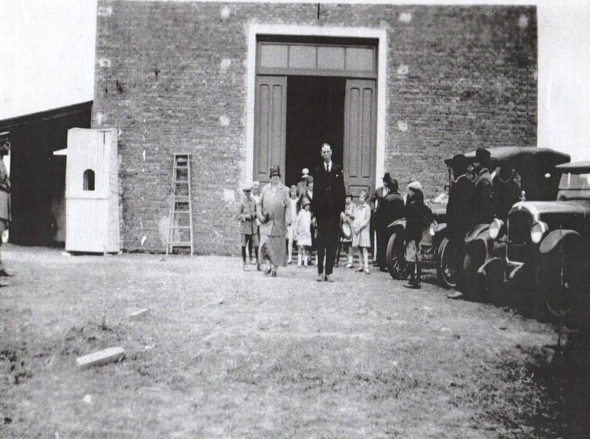 Frente del Salón Social de la Sociedad de Fomento en 1926. En la foto se encuentran Valentín
        Entessano y su cuñada rodeado de niños