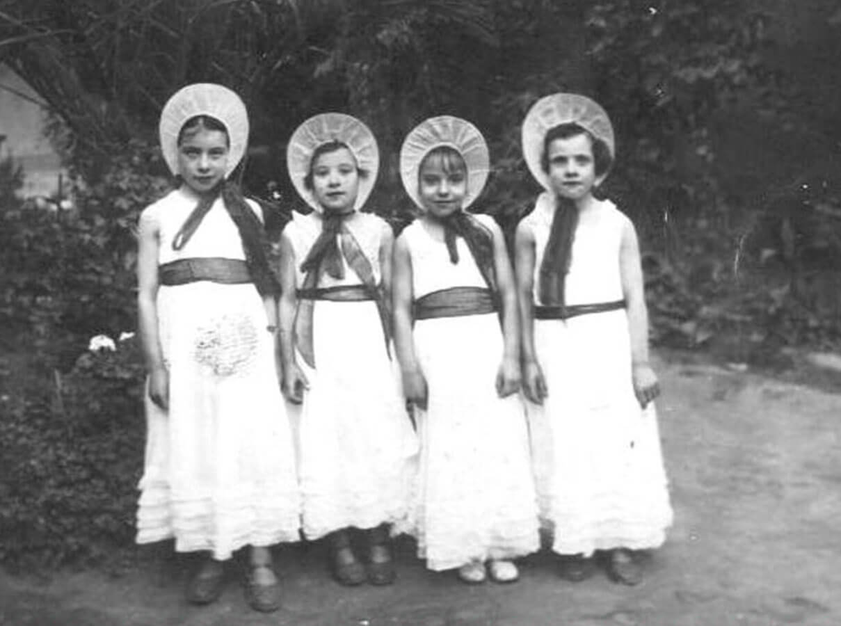 Niñas disfrazadas para los carnavales (sin data).