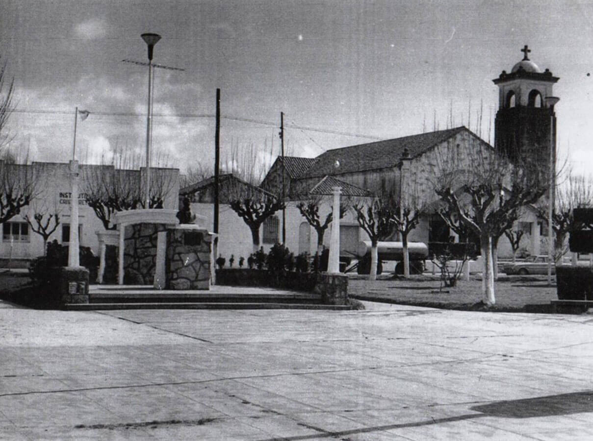 Plaza Autonomía con el monumento al General San Martín inaugurado en 1950, detrás
        el Instituto y Parroquia Cristo Rey (sin data)